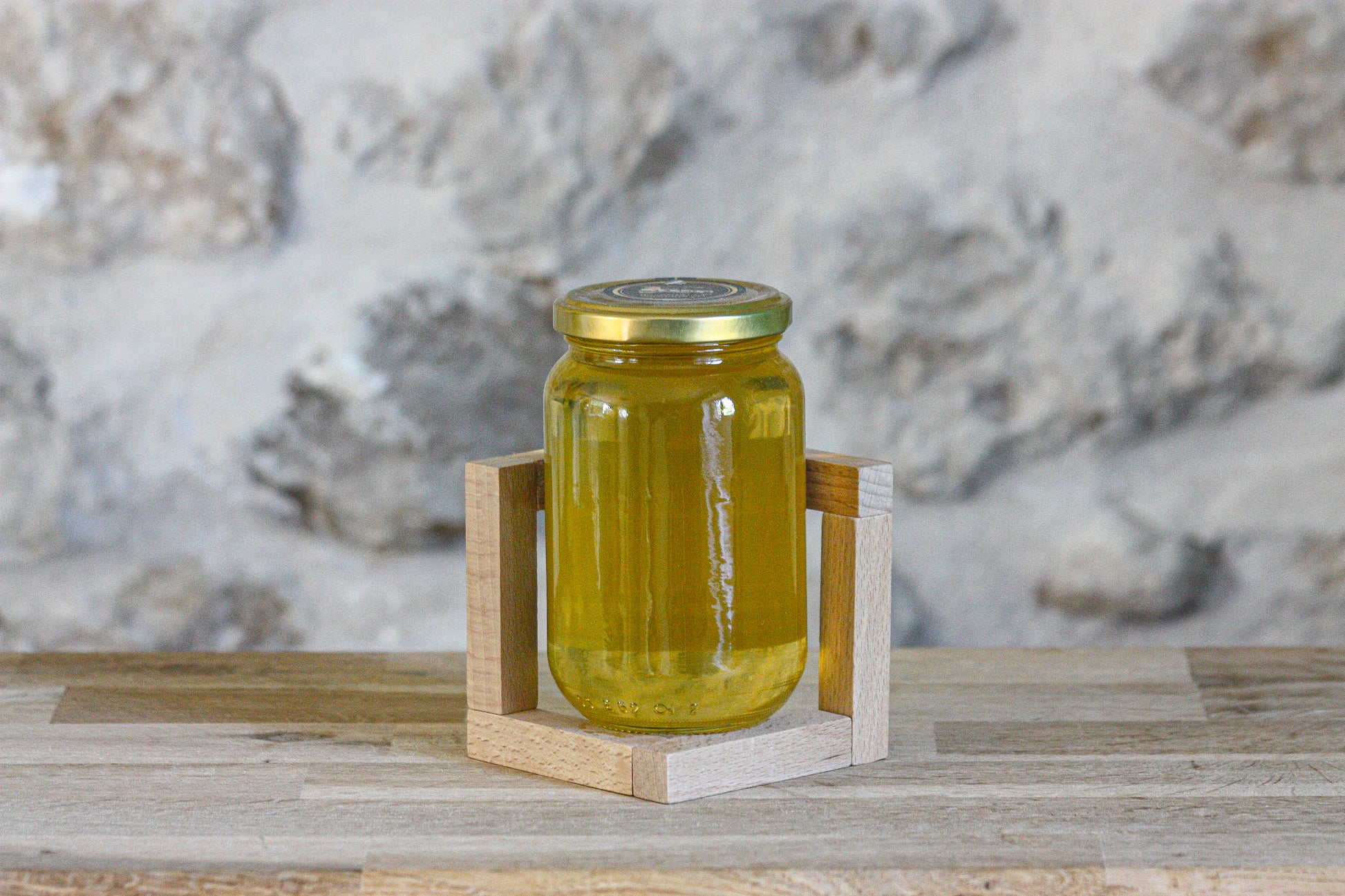 Miel naturel avec un pot en verre en vente